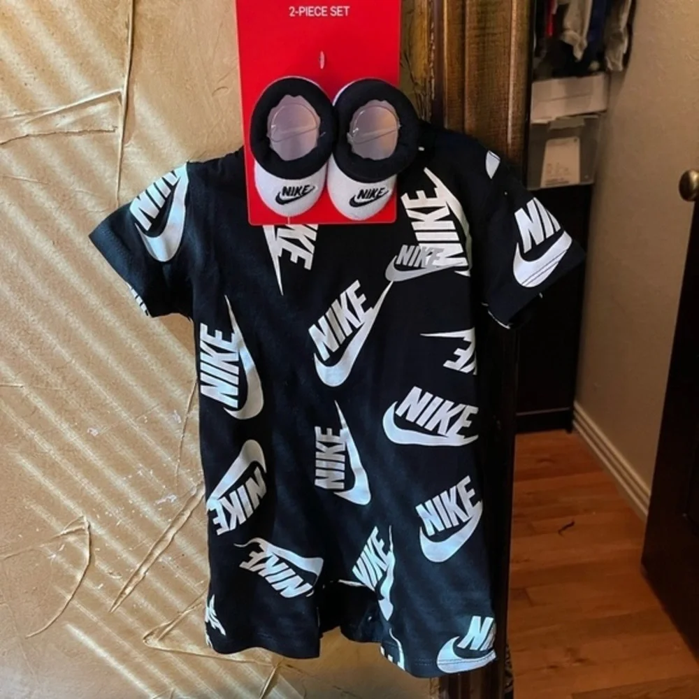 Nike 2 piece set for little boys 0-6 months - Picture 2 of 3